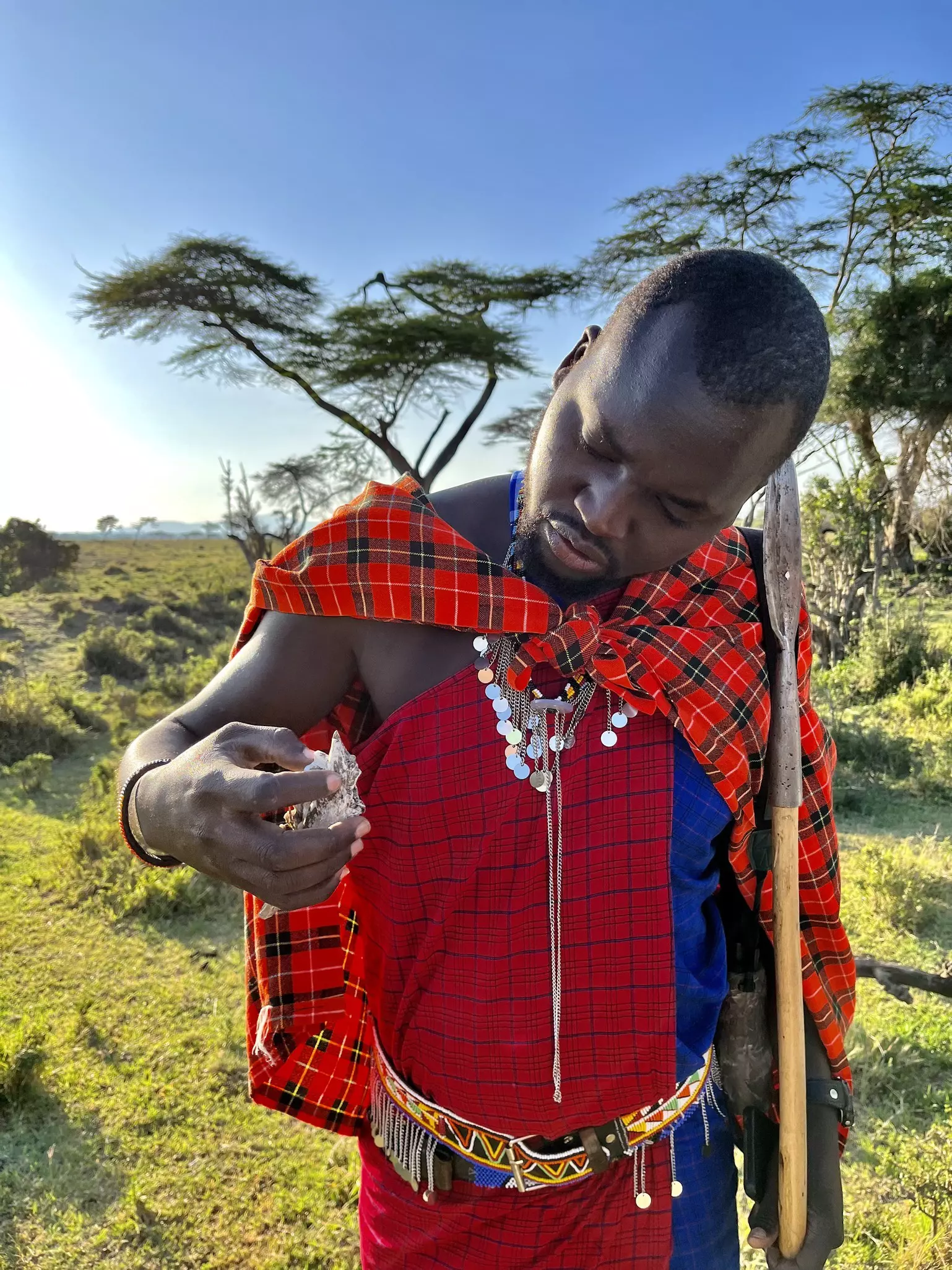 Nkumum examines a shell © Lola Mendez