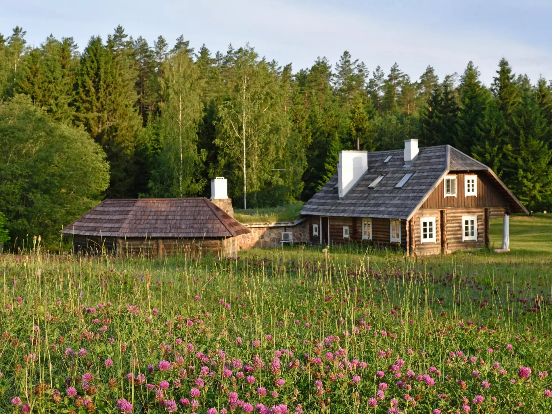 A typical Lithuanian loghouse in Aukstaitija National Park. © Robert Harding / Shutterstock