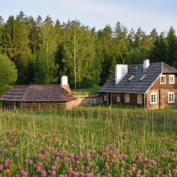 A typical Lithuanian loghouse in Aukstaitija National Park. © Robert Harding / Shutterstock