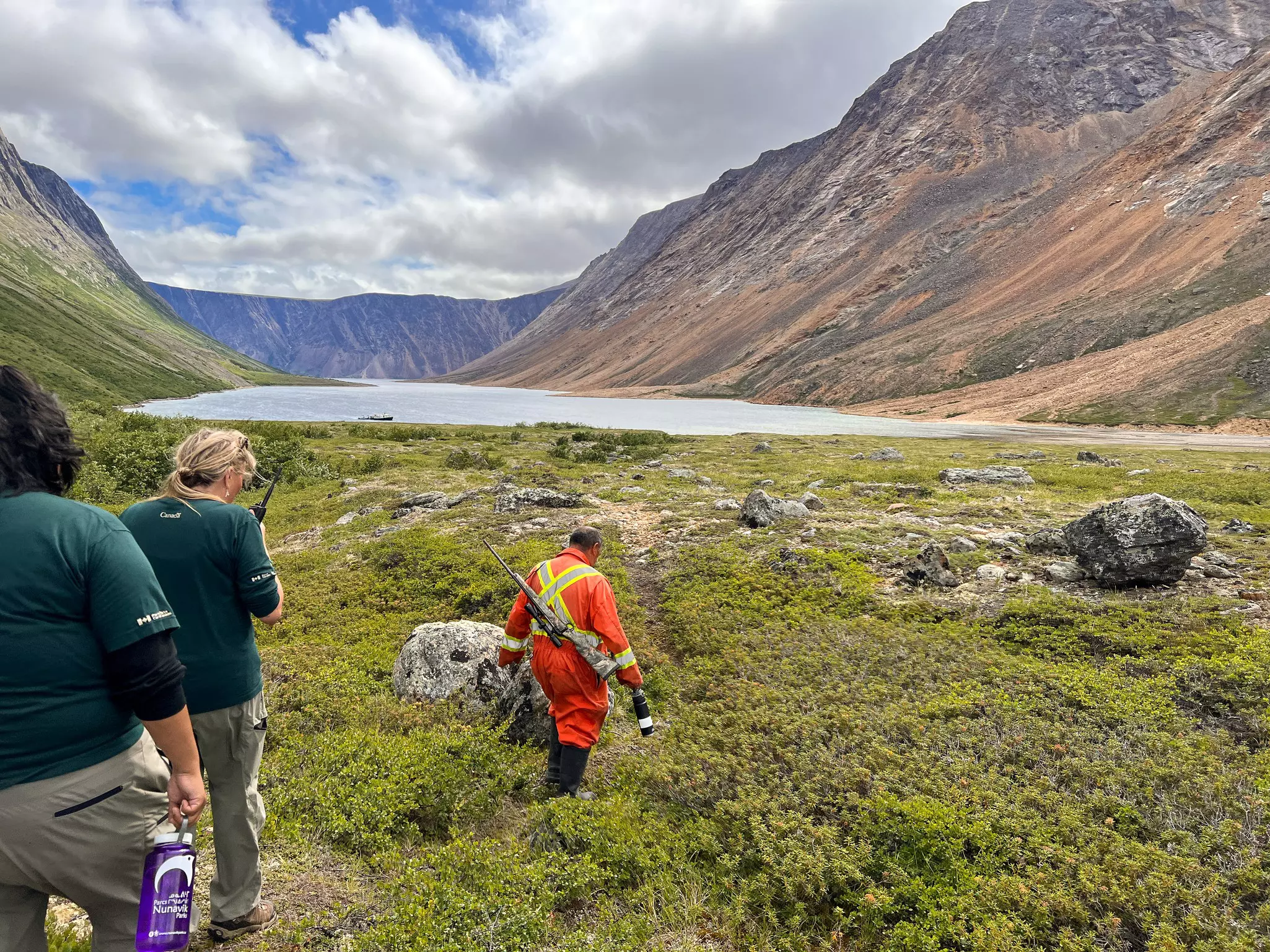Bearguard Joe leads hikers back to the beach at North Arm deep in the Park © Liz Beatty