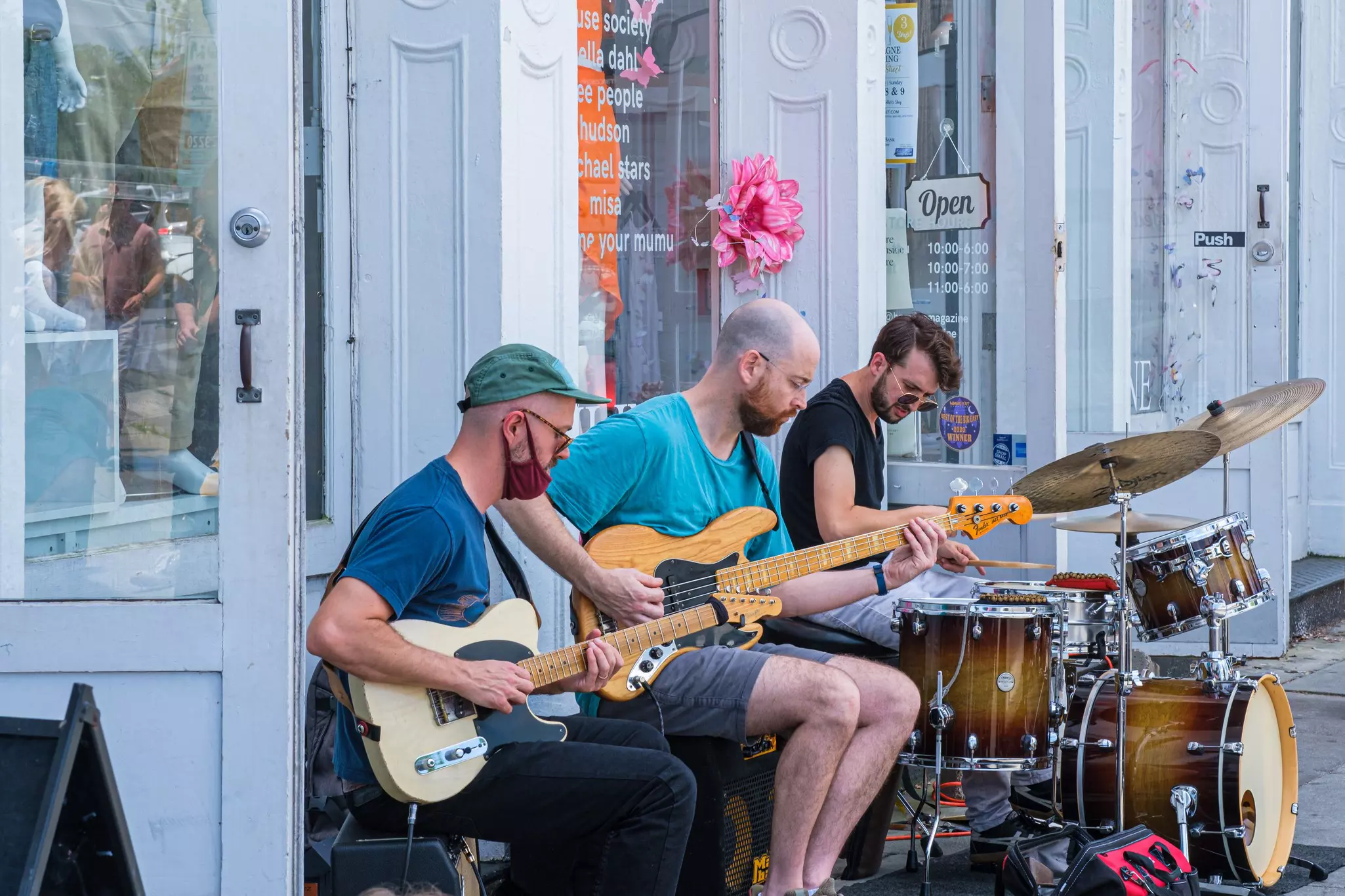 Catch buskers between indie shopping, dining or drinking on Magazine St. William A Morgan/Shutterstock