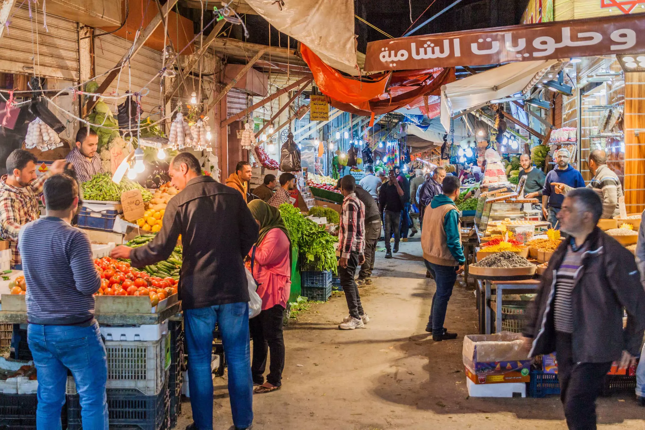 If you want to save money on food in Jordan, pack a reusable cooler bag and stock up on snacks and produce © mathess / Getty Images