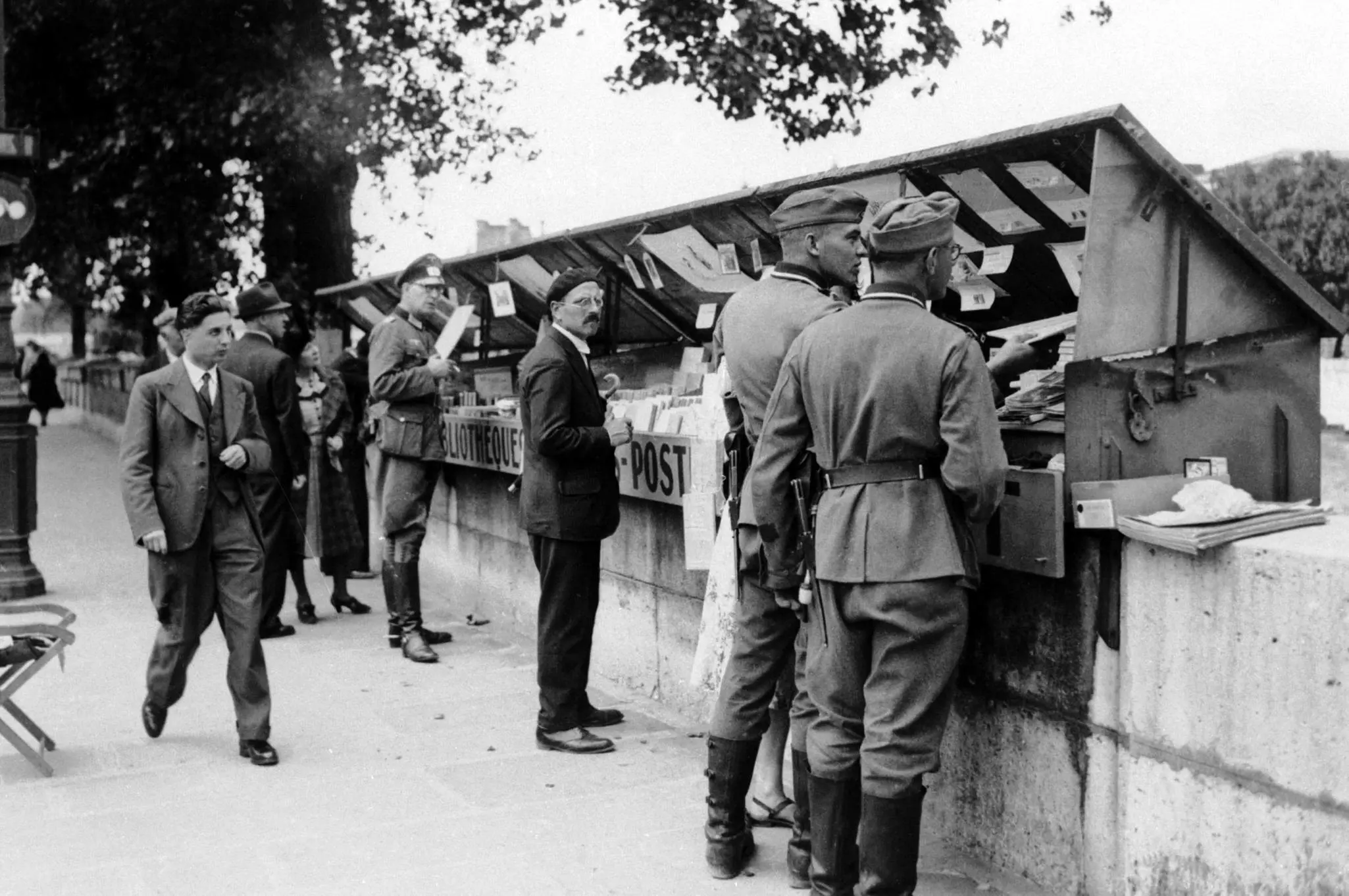 A French bookseller helps German soldiers find books on July 9th, 1940 - during the Nazi occupation © Keystone-France/Gamma-Keystone/ Getty Images
