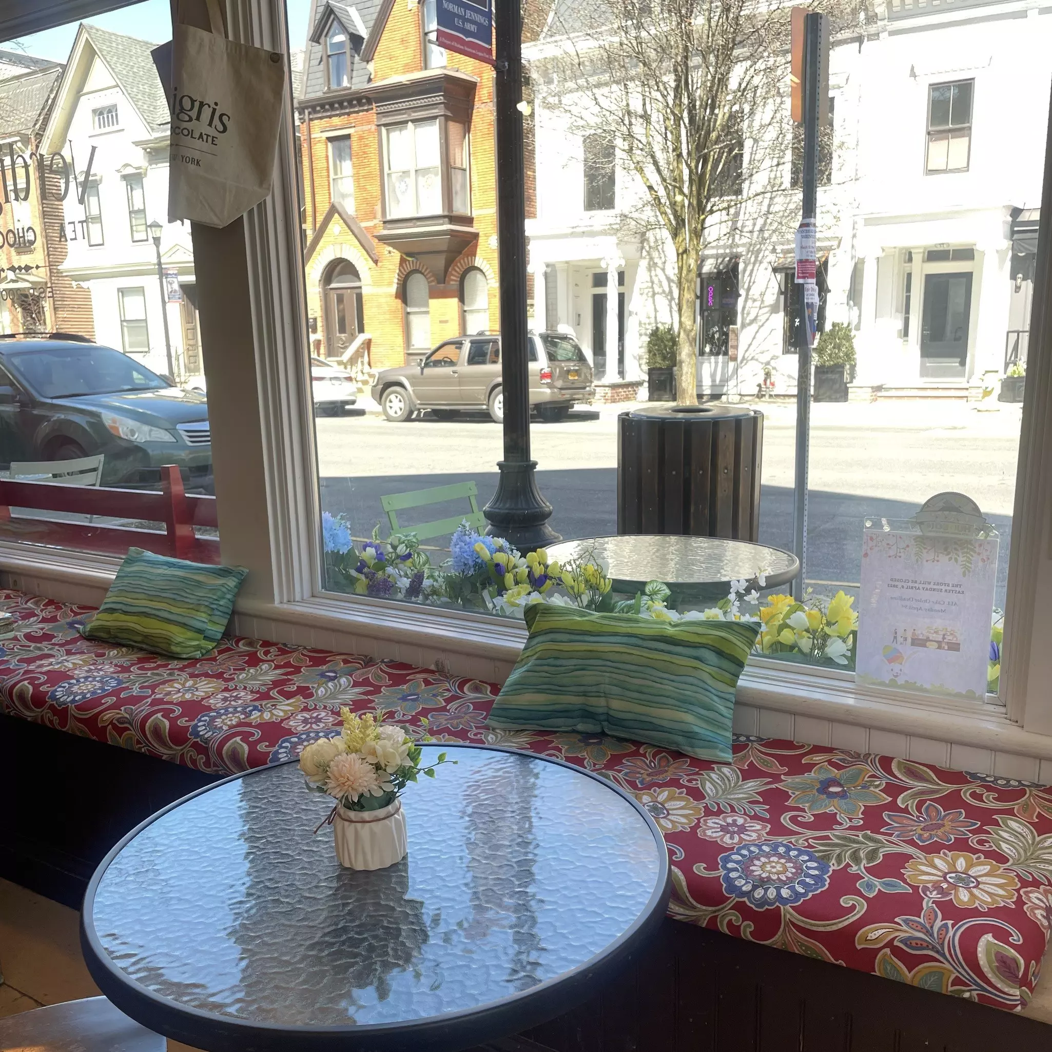  Quaint shops and historic buildings line Hudson’s Warren Street © Laura Motta / Lonely Planet