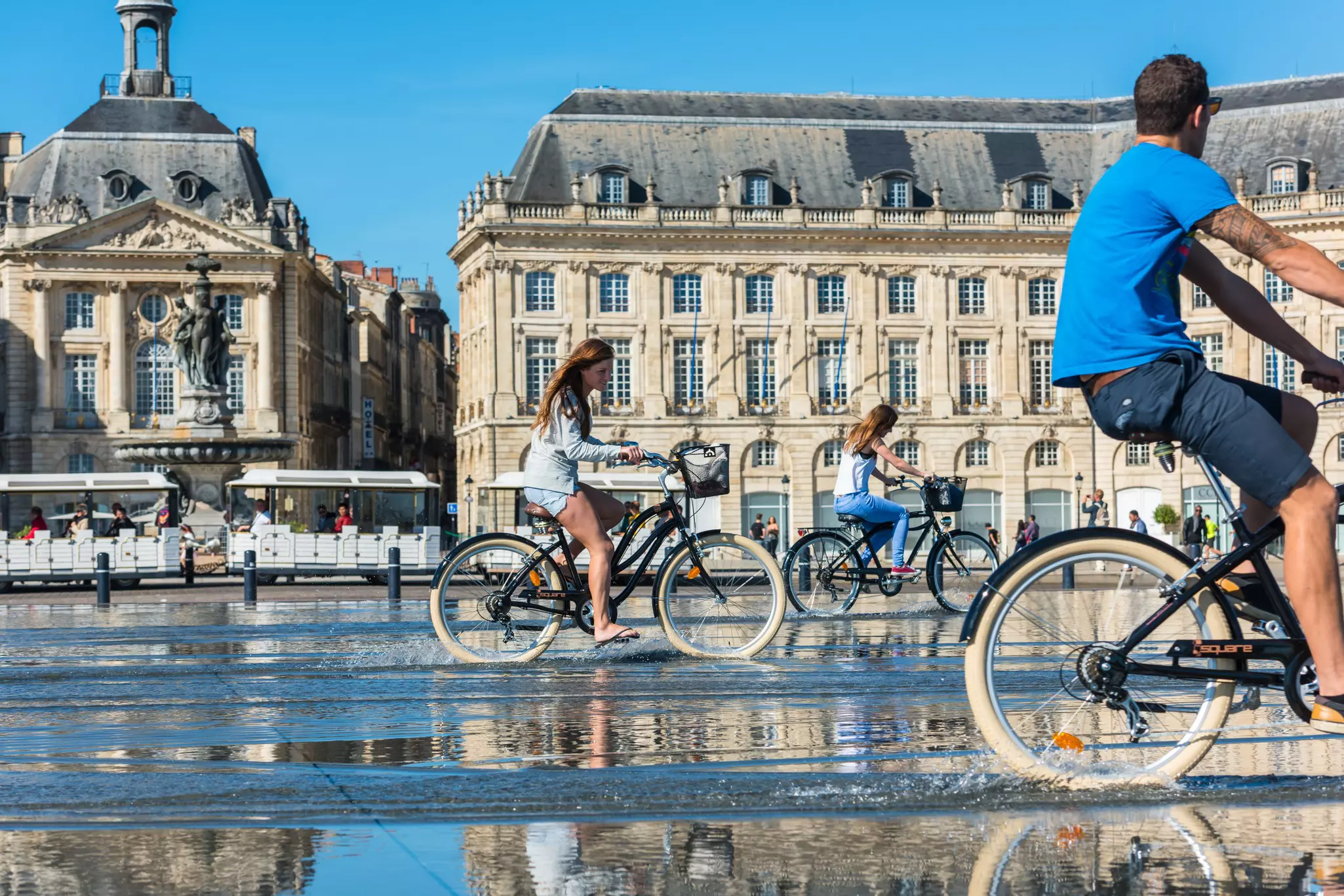 Explore Bordeaux – and its famous Miroir d’Eau – on two wheels © dvoevnore / Shutterstock