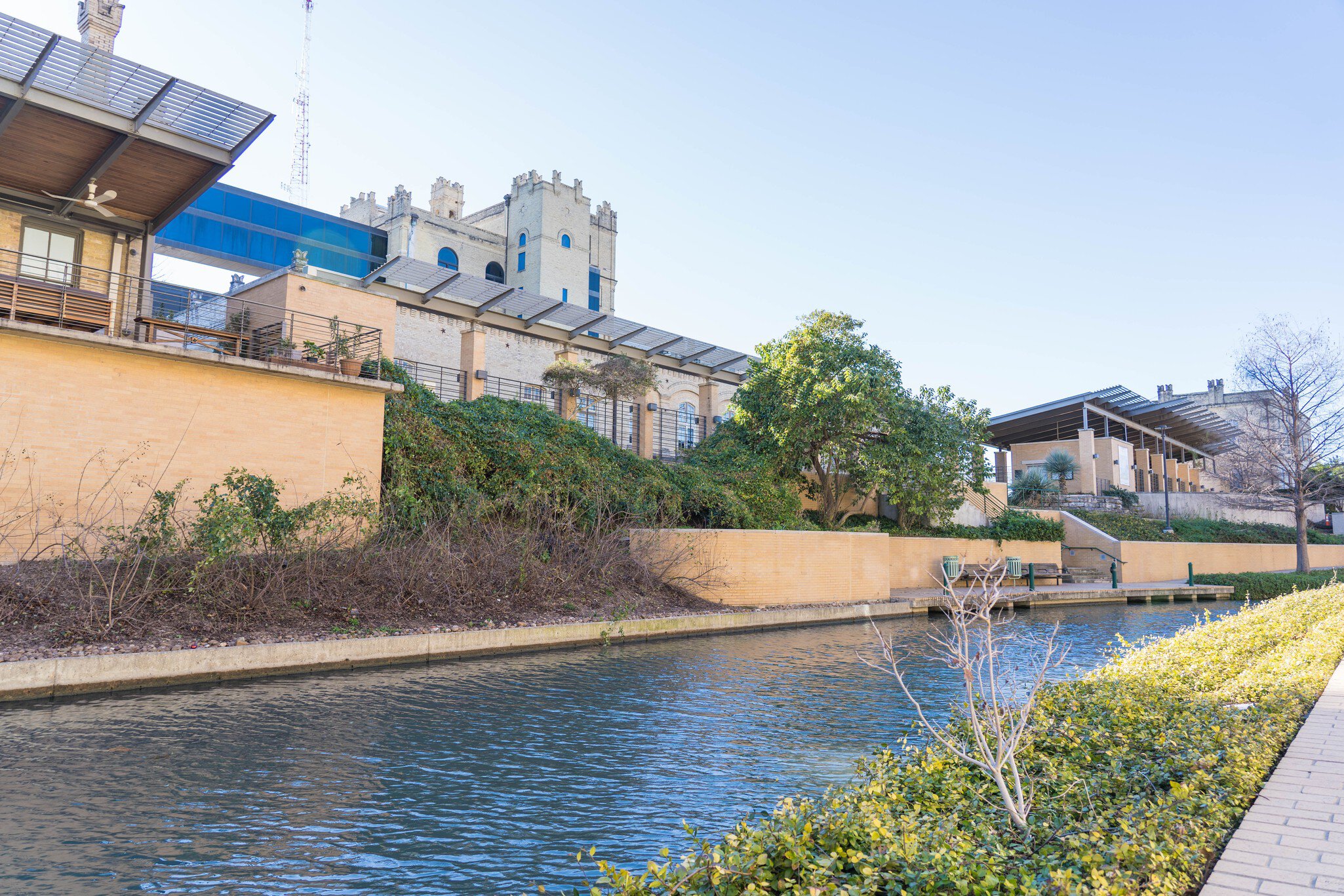 The San Antonio Museum of Art houses a great collection of modern and ancient art pieces, located right next to the San Antonio River © Shutterstock