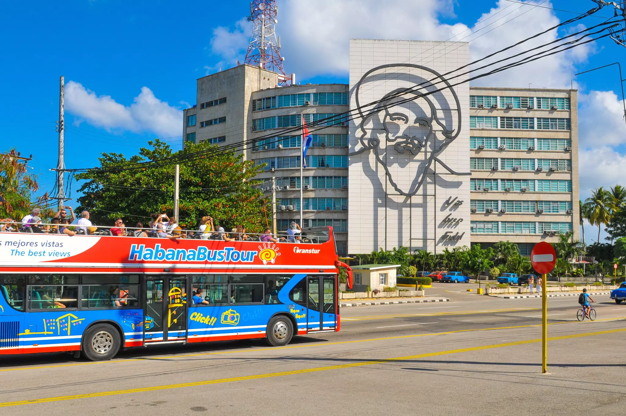 See the sights from the top of a hop-on, hop-off bus in Havana © Lucian Milasan / Shutterstock