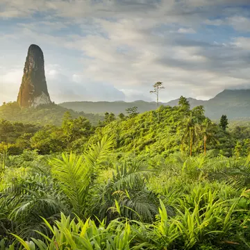 Pico Cão Grande, a 668m rock tower rising from the southern hinterland.