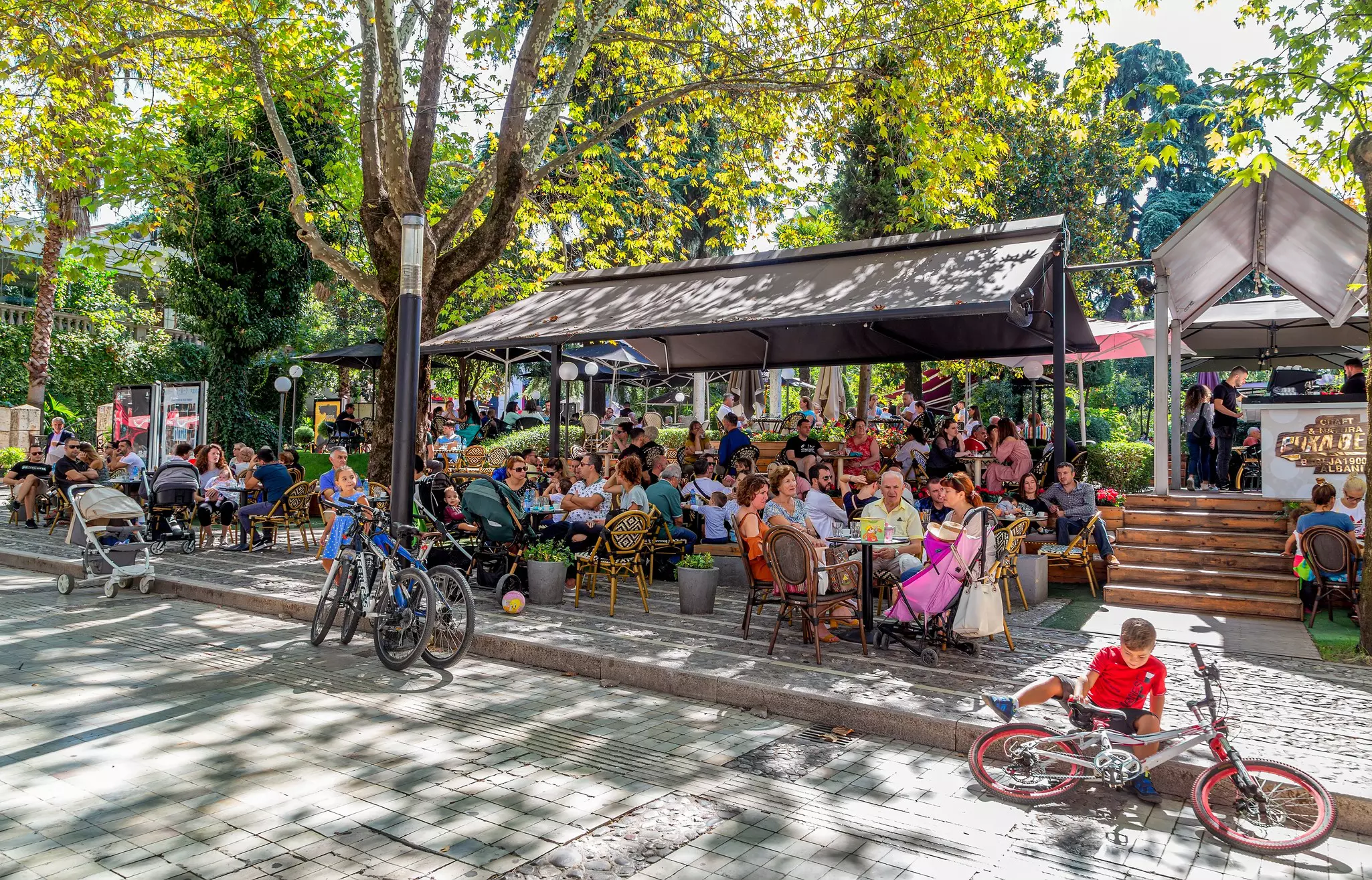 Murat Topani Street in Tirana - a popular, pedestrianized street © Shutterstock / Andocs