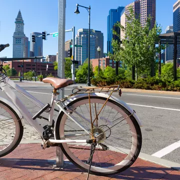 Explore Boston by bike with this guide to routes, cycle hire and riding rules © LUNAMARINA / Getty Images