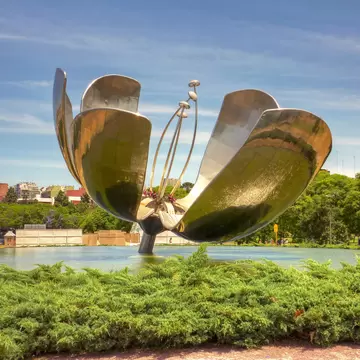 Floralis Genérica in Plaza de las Naciones Unidas, Avenida Figueroa Alcorta, Buenos Aires.
argentina, art, buenos aires, buildings, city, floralis generica, flower, green, metallic flower, nature, outdoor, plants, plaza, sculpture, steel sculpture, trees, urban