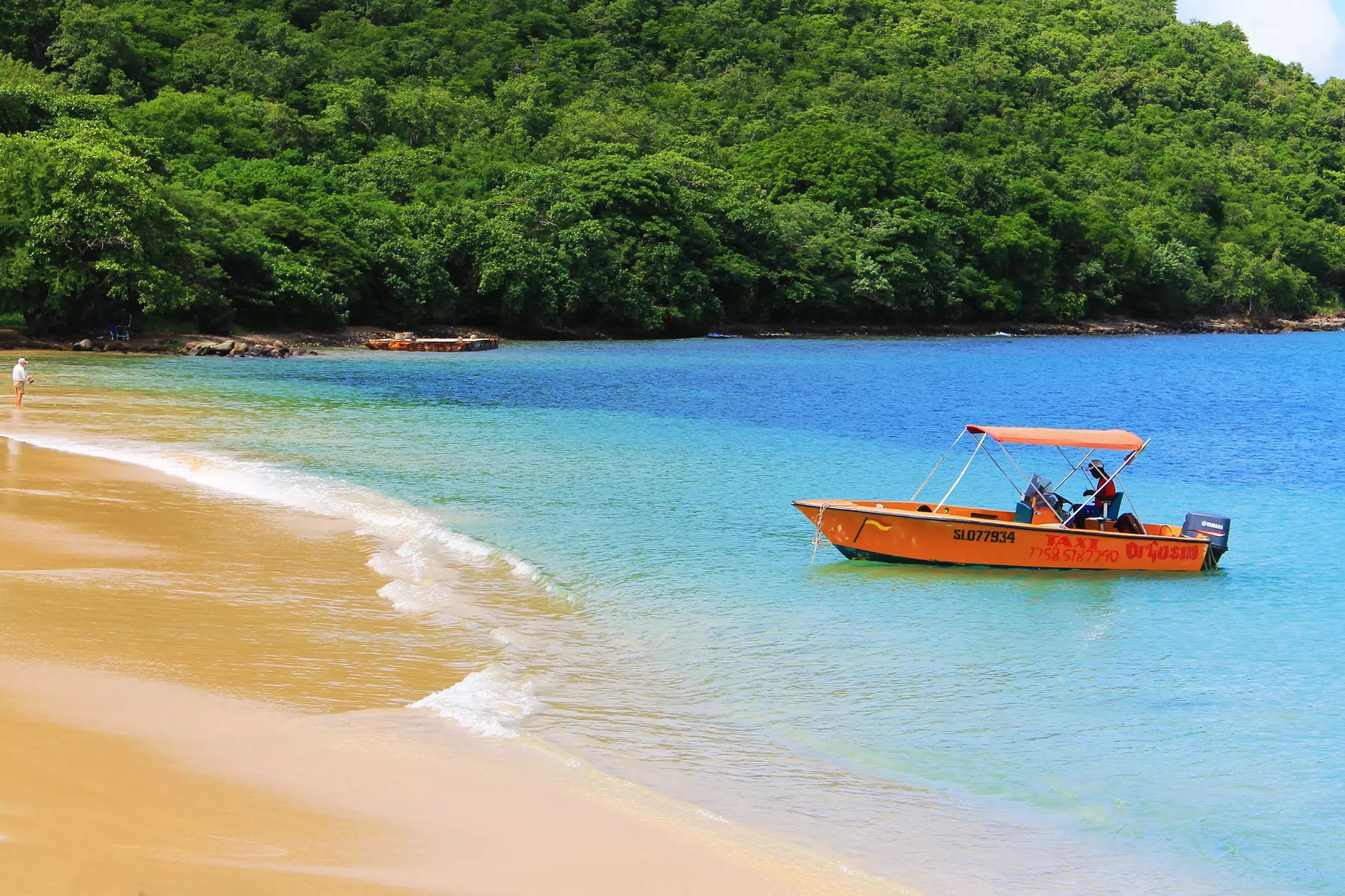 Water taxi services run from Reduit Beach and Marigot Bay © stbar1964 / Shutterstock