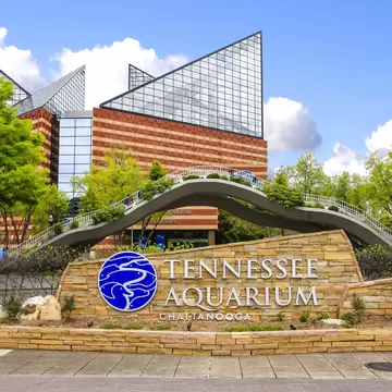 Welcome sign outside the Tennessee Aquarium building in Chattanooga, TN, USA