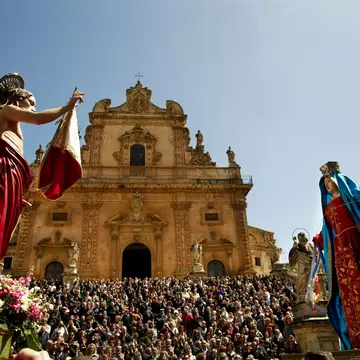 People gathered on steps of San Pietro for Madonna Vasa Vasa celebration on Easter Sunday.