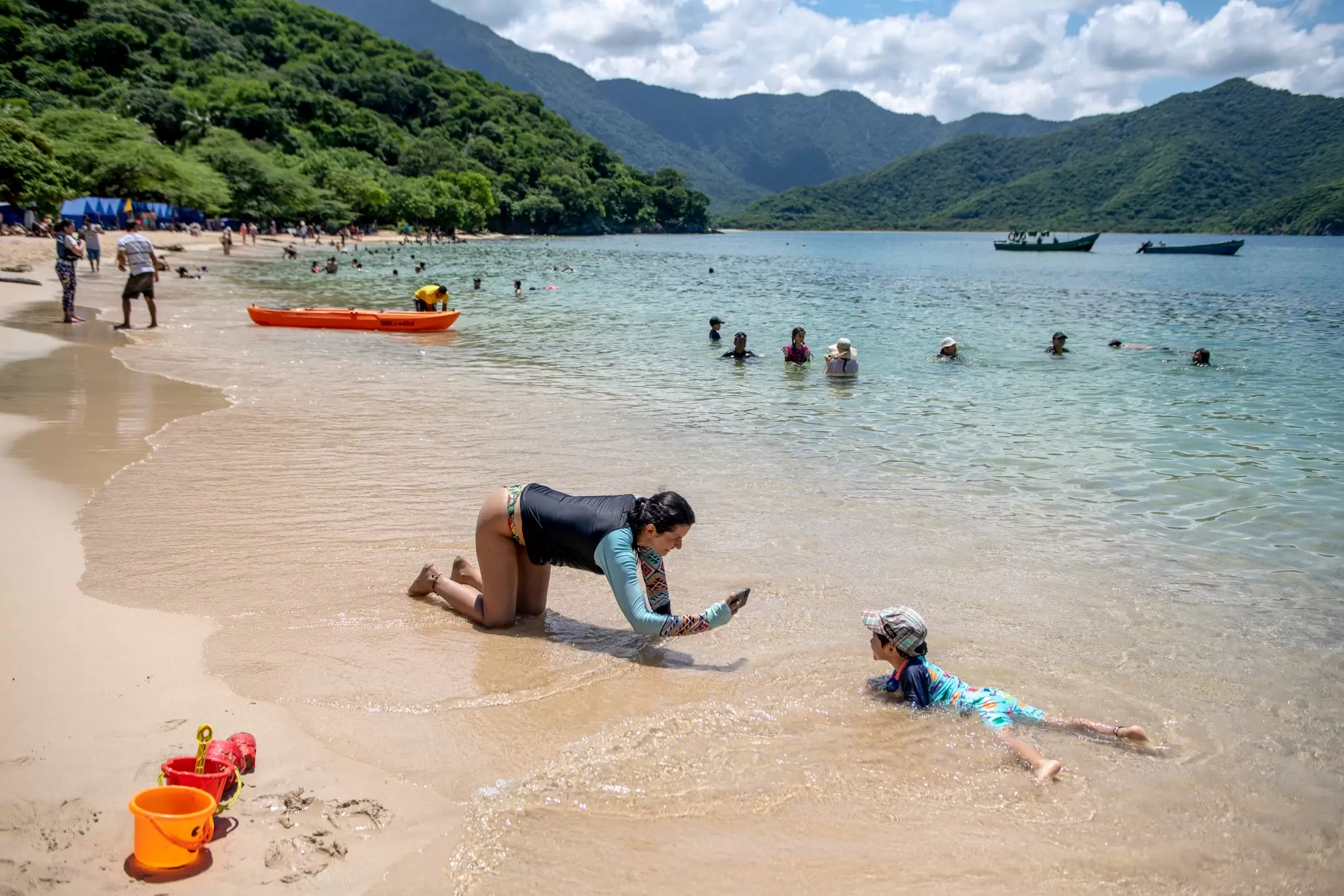 Wi-fi, mobile networks and eSIMs provide easy connectivity for posting photos of a beach day in Colombia. Nadège Mazars/Lonely Planet