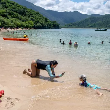 Wi-fi, mobile networks and eSIMs provide easy connectivity for posting photos of a beach day in Colombia. Nadège Mazars/Lonely Planet