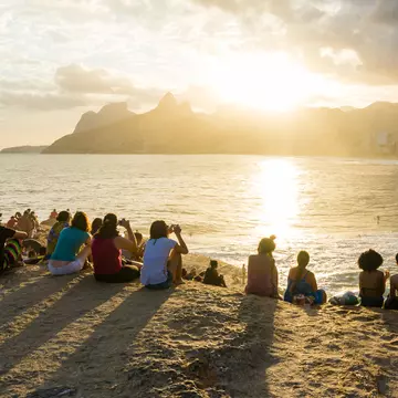 RIO DE JANEIRO, BRAZIL - APRIL 5 2015: Crowds gather on the rocks of Pedra do Arpoador in Rio de Janeiro to watch a spectacular sunset., License Type: media, Download Time: 2025-05-22T13:30:23.000Z, User: lonelyplanetmedia, Editorial: true, purchase_order: 65050 - Digital Destinations and Articles, job: Global Publishing WIP, client: Global Publishing WIP, other: Pia Peterson Haggarty // SS Comp Ingestion