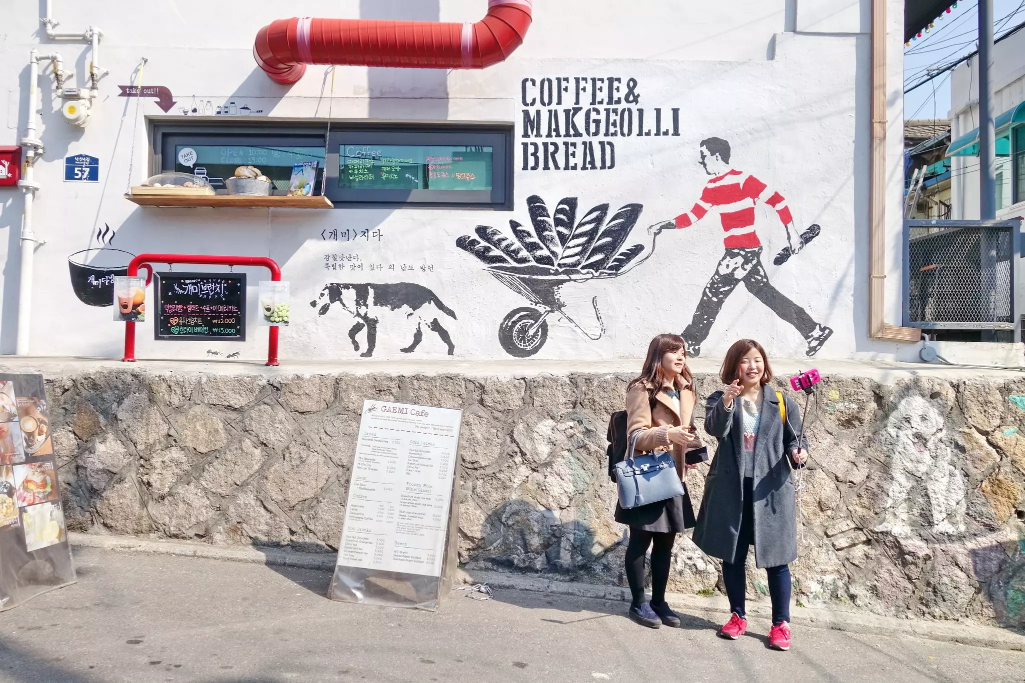 Ihwa's colorful murals are irresistibly photogenic © Tuangtong Soraprasert / Shutterstock