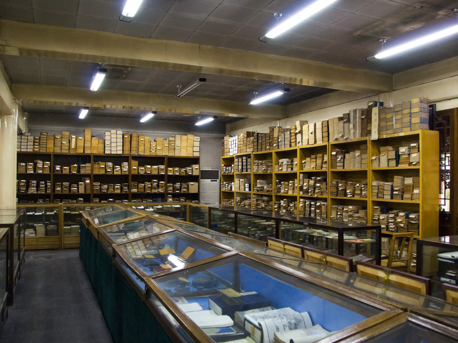 26559-23
Asia, Beijing, China, North-East Asia, absence, abundance, arrangement, book, bookstore, checkout counter, commerce, display, horizontal, illuminated, in a row, indoors, large group of objects, no people, order, retail, series, shelf, stack, stock, store, variation
Books for sale inside Cathay Bookshop.