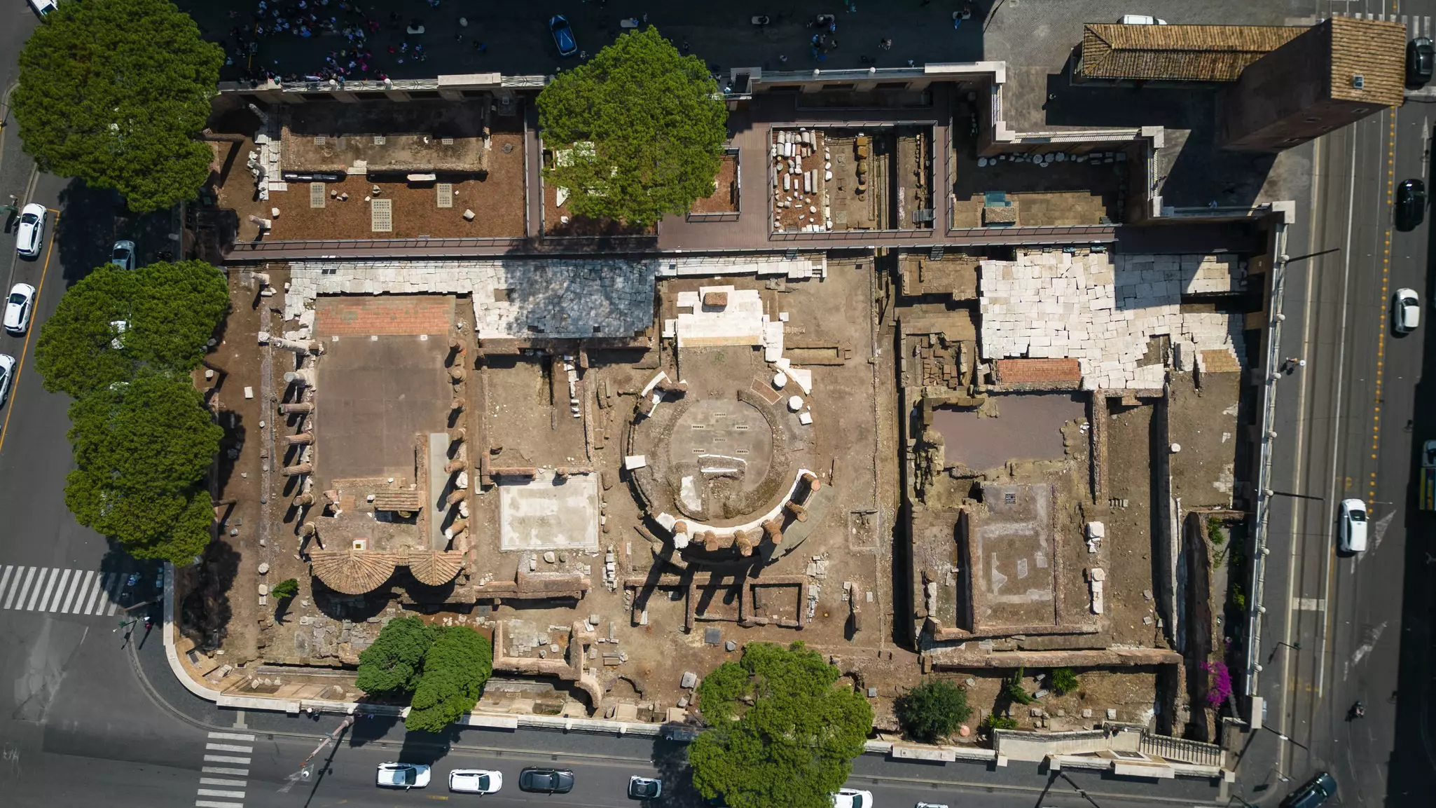 Today, Largo di Torre Argentina is a heavily trafficked square