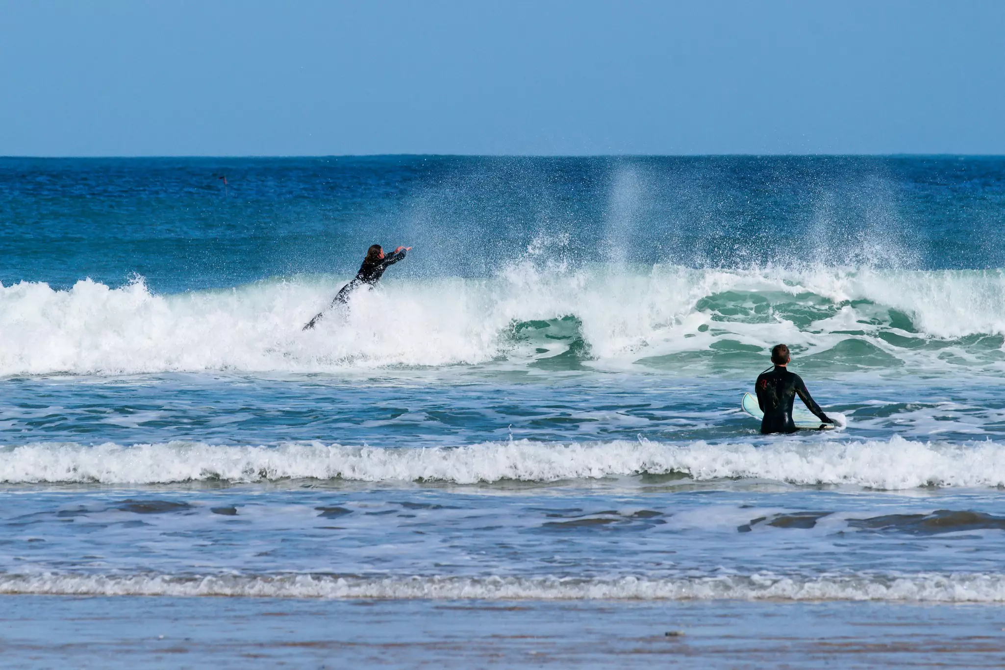 Two surfers in Newquay, Cornwall. ©Francesco Carucci/Shutterstock