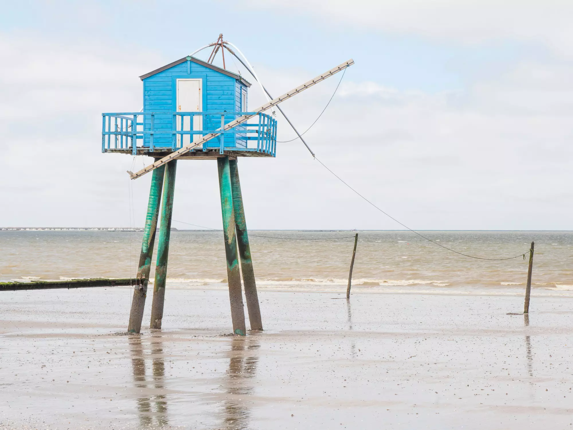 A Pornic fishing hut at low tide © Alexandre Brochard Photographies / Getty Images