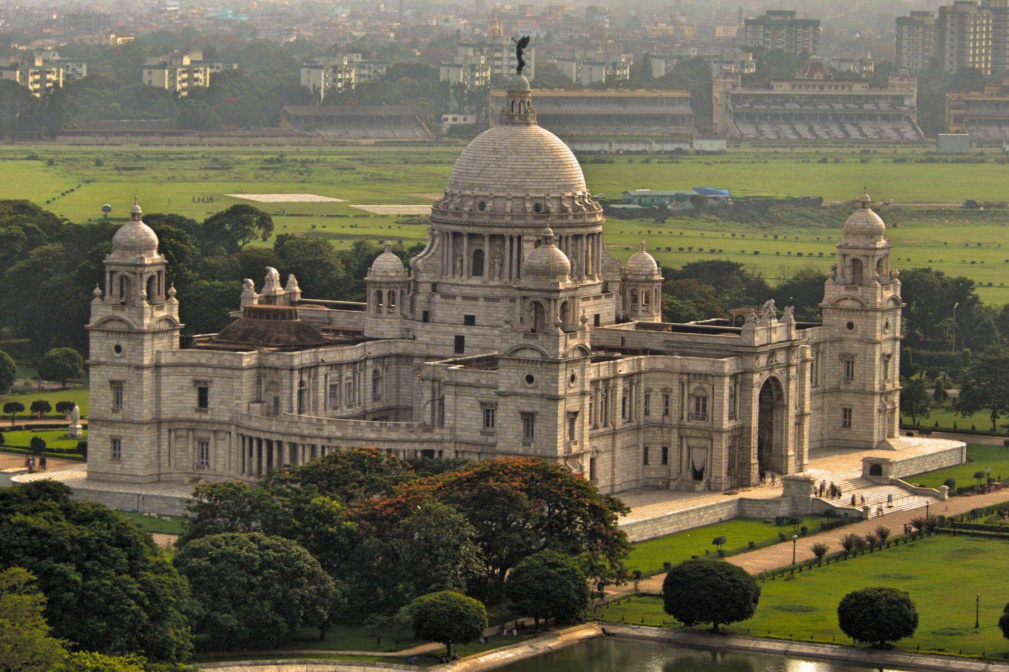 Queen Victoria Memorial with green garden around.
