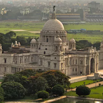 Queen Victoria Memorial with green garden around.