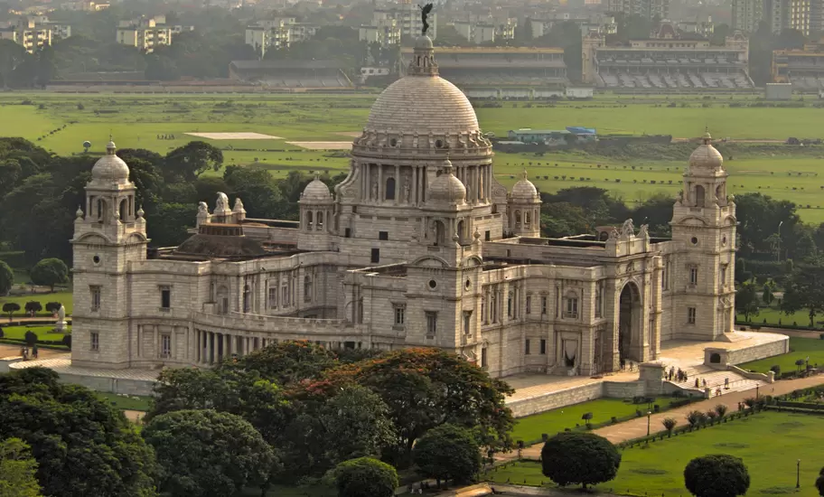 Queen Victoria Memorial with green garden around.