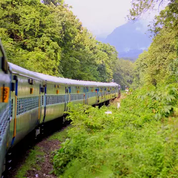 The slow, marvelous trains that crisscross South India offer a wonderful way to discover this vast region © MTD_myTravelDiaries / Shutterstock