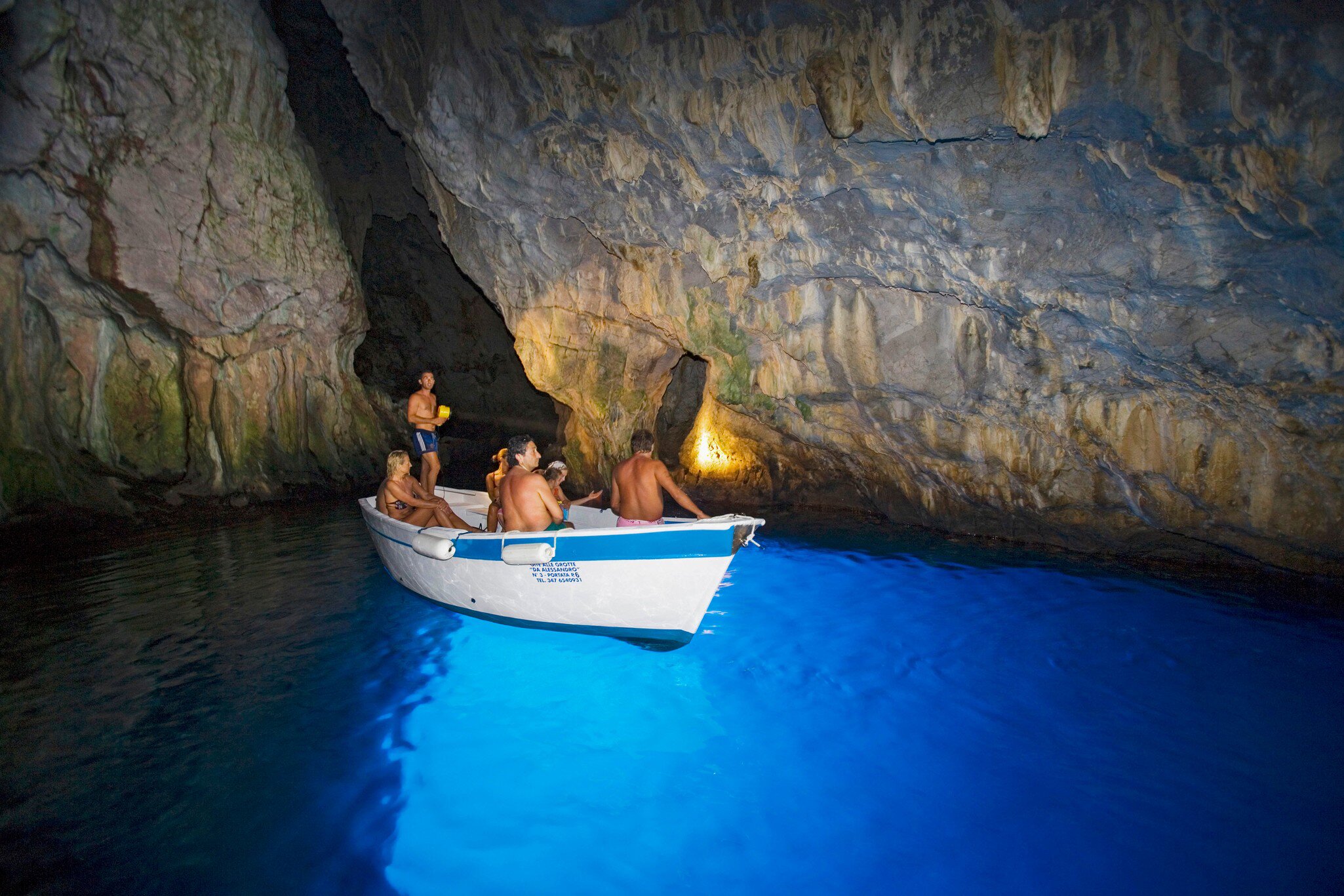 BKY8TD Tourists in the blue grotto, Cape Palinuro, Cilento, Campania, Italy