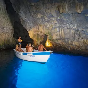 BKY8TD Tourists in the blue grotto, Cape Palinuro, Cilento, Campania, Italy