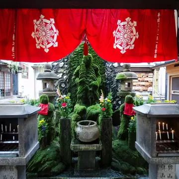 Osaka, Japan- 28 Nov, 2019: Fudo covered with moss and water washout in Hozenji, Osaka. Hozenji Temple is a small but quaint temple in the warren of streets, License Type: media, Download Time: 2026-05-29T17:00:39.000Z, User: LP_NZhan, Editorial: true, purchase_order: 65050 - Digital Destinations and Articles, job: App Content, client: Lonely Planet App, other: Nadine Zhan