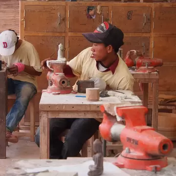 SIEM REAP - MARCH 24:Cambodian people are making crafts on March 24, 2012 in Siem Reap, Cambodia.Artisans d'Angkor an artisan group trained by the Chantiers-Ecoles de Formation Professionnelle.