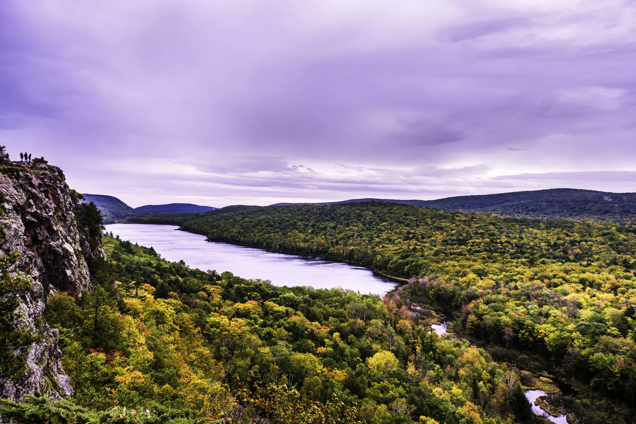 The Escarpment Trail passes the stunning Lake of the Clouds overlook © jimfeng / Getty Images