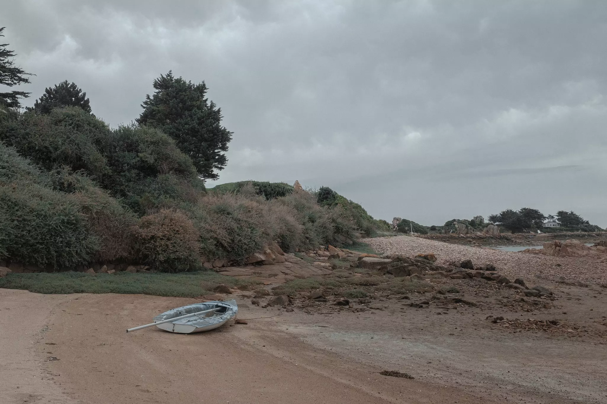 Perros-Guirec beaches transform from vibrant and tropical havens under the sun to moody and deserted landscapes during autumn and winter © Julien Marsault