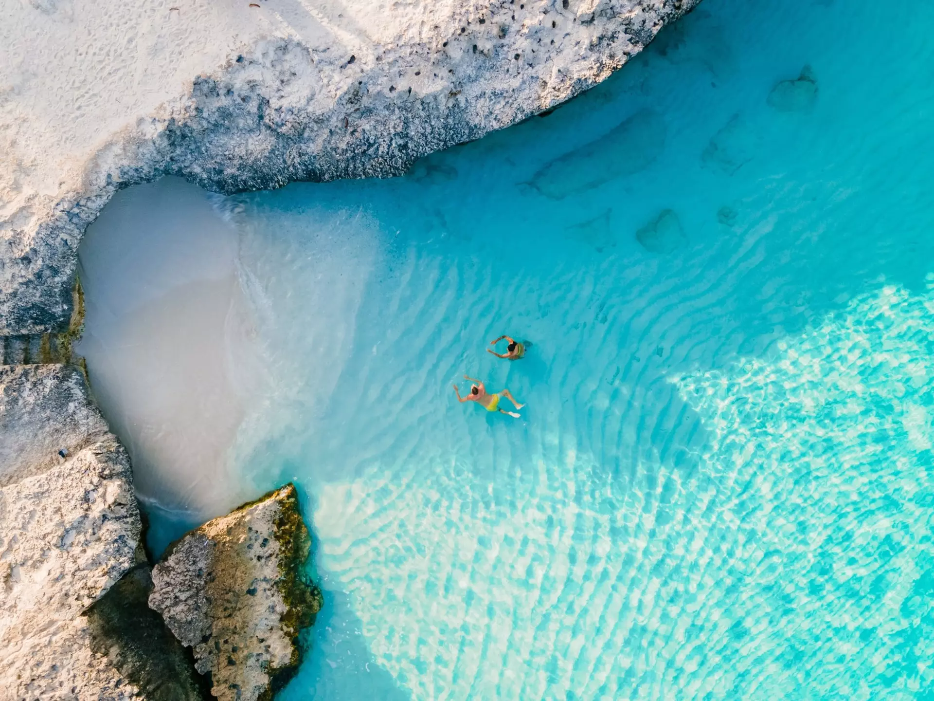 Tres Trapi beach in Aruba. fokke baarssen/Shutterstock