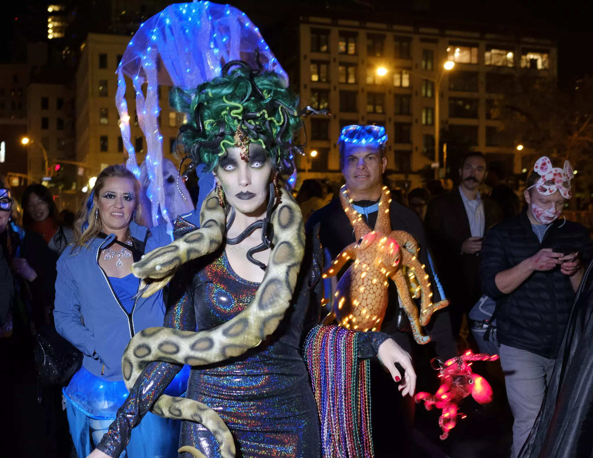 Creatures alive and stuffed at the New York’s Greenwich Village Halloween Parade © ElArbolito / Getty Images