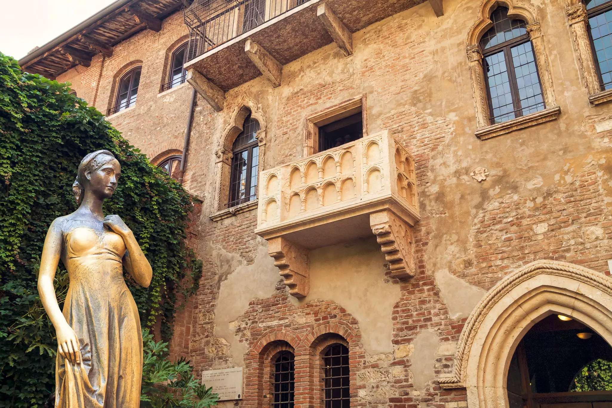 Bronze statue of Juliet and balcony at the Casa di Giulietta, in Verona, Italy.