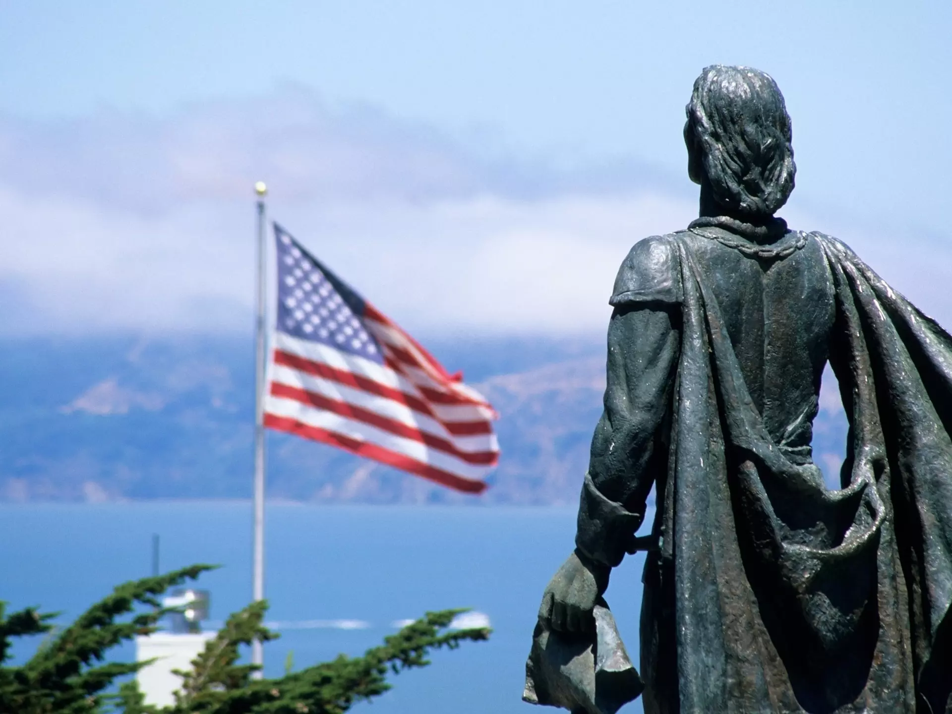 2006
73873851
Resolution Scanning, photography, colour image, horizontal, outdoors, nobody, city life, travel, architecture, Christopher Columbus, statue, sculpture, Telegraph Hill, Coit Tower, American flag, man likeness, mountain, vision, San Francisco, USA, California