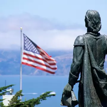 2006
73873851
Resolution Scanning, photography, colour image, horizontal, outdoors, nobody, city life, travel, architecture, Christopher Columbus, statue, sculpture, Telegraph Hill, Coit Tower, American flag, man likeness, mountain, vision, San Francisco, USA, California