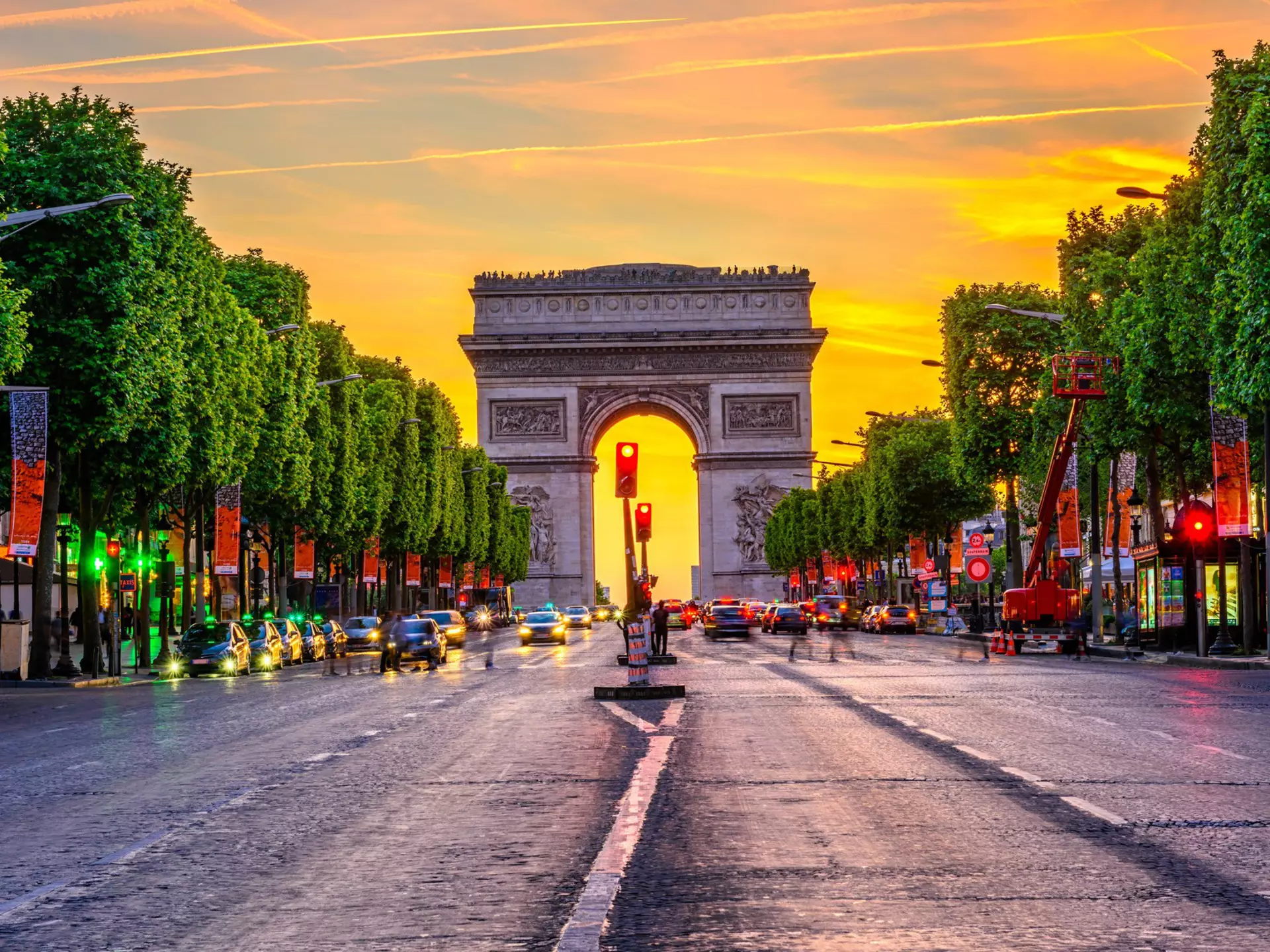 The av des Champs-Élysées is pedestrianised once a month. Catarina Belova / Shutterstock 