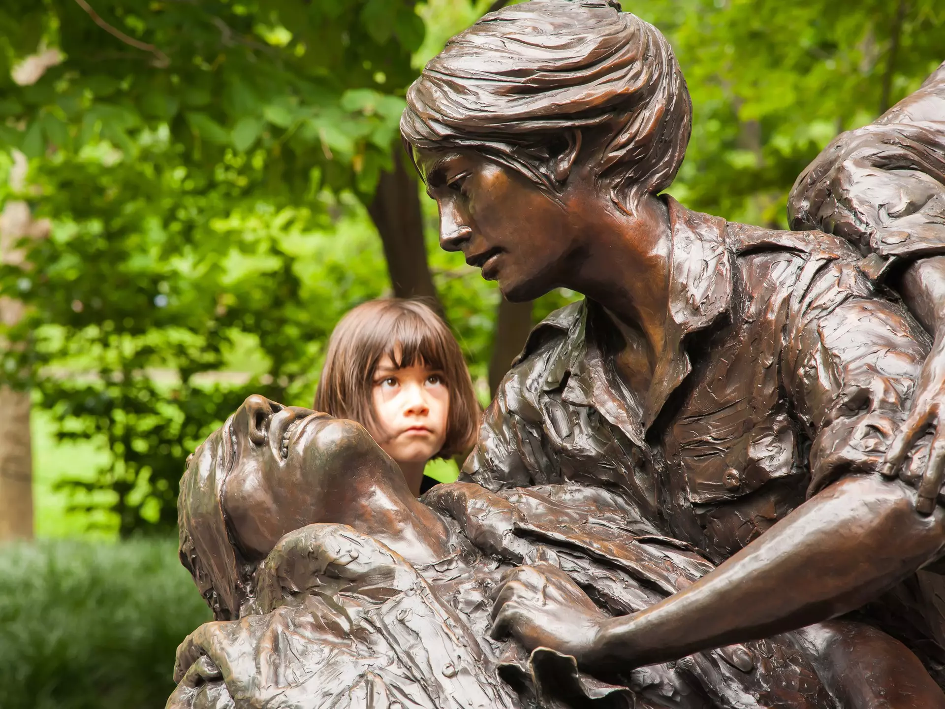 Washington DC, 6/28/2009: A young girl looking at the Vietnam Women's Memorial.  It is dedicated to the women of the United States who served in the Vietnam War, most of whom were nurses  License Type: media  Download Time: 2021-10-20T21:49:48.000Z  User: zachary.laks_lonelyplanet  Is Editorial: Yes  purchase_order:   