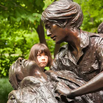 Washington DC, 6/28/2009: A young girl looking at the Vietnam Women's Memorial.  It is dedicated to the women of the United States who served in the Vietnam War, most of whom were nurses  License Type: media  Download Time: 2021-10-20T21:49:48.000Z  User: zachary.laks_lonelyplanet  Is Editorial: Yes  purchase_order:   