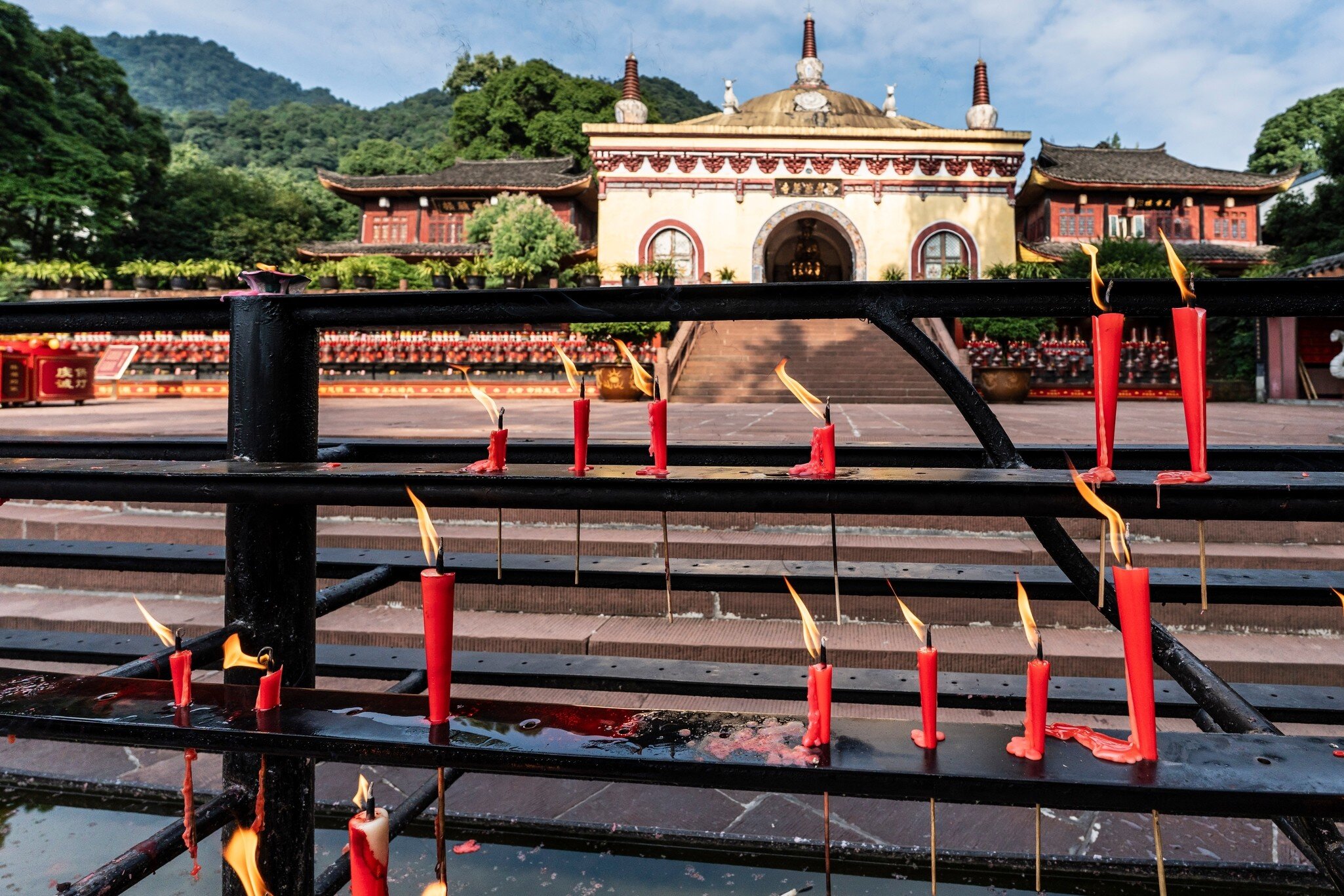 lit votive candles, Brick hall without beams, built in 1600, Wannian temple ('Temple of the ten thousand years'), Emeishan, Leshan Prefecture, Sichuan, People's Republic of China, Asia, License Type: media, Download Time: 2026-08-26T15:58:24.000Z, User: LP_NZhan, Editorial: false, purchase_order: 65050 - Digital Destinations and Articles, job: App Content, client: Lonely Planet, other: Nadine Zhan 