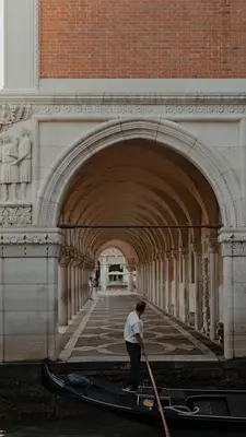 Gondolieri navigating through the canals of Venezia, License Type: media, Download Time: 2025-02-10T19:27:40.000Z, User: Ppeterson948, Editorial: false, purchase_order: 56530 - Guidebooks, job: Global Publishing WIP , client: Global Publishing WIP , other: Pia Peterson Haggarty