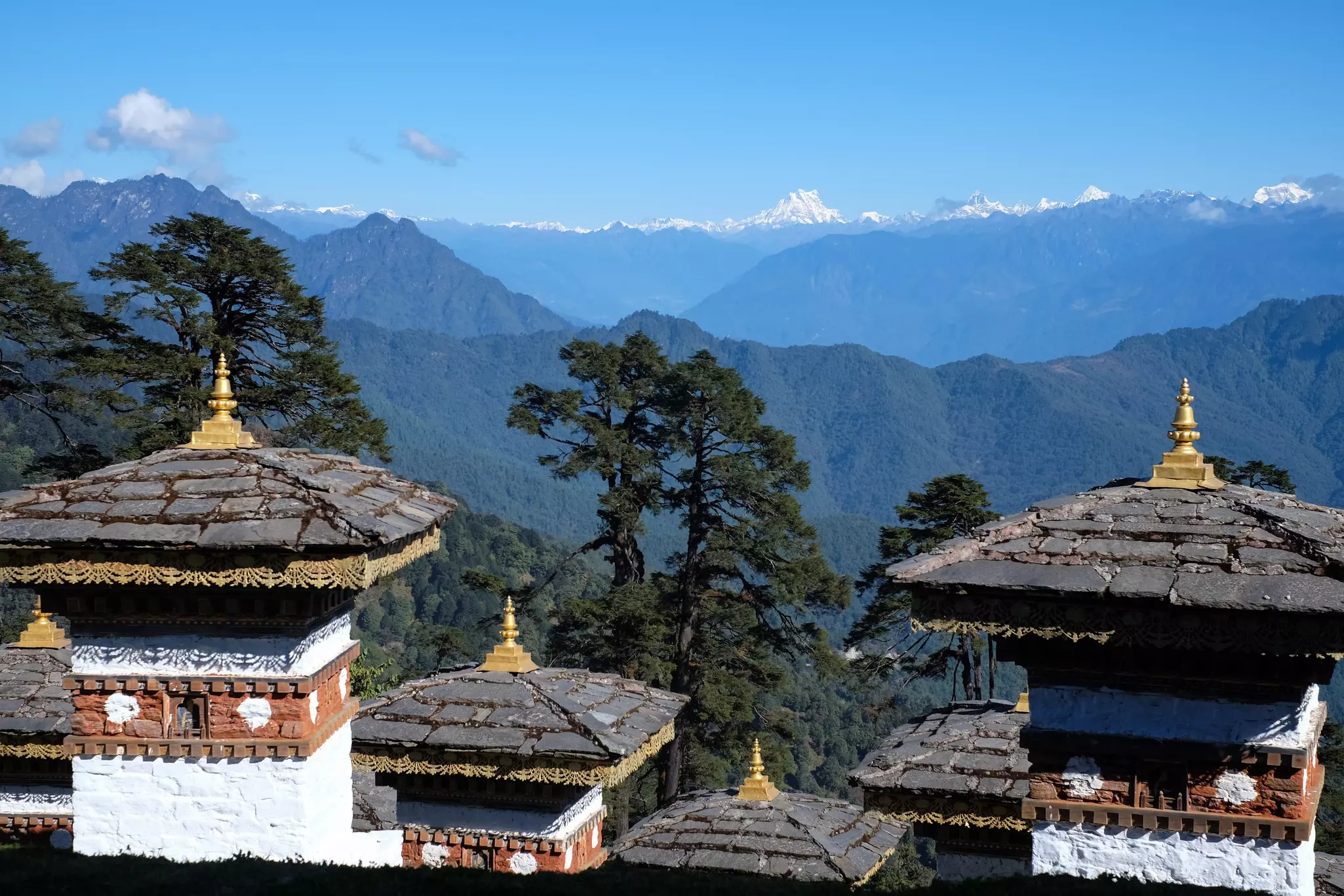 On clear days, you can see some of the Himalayas’ highest peaks beyond the memorial stupas at Dochu La © Peter Salaj / Shutterstock