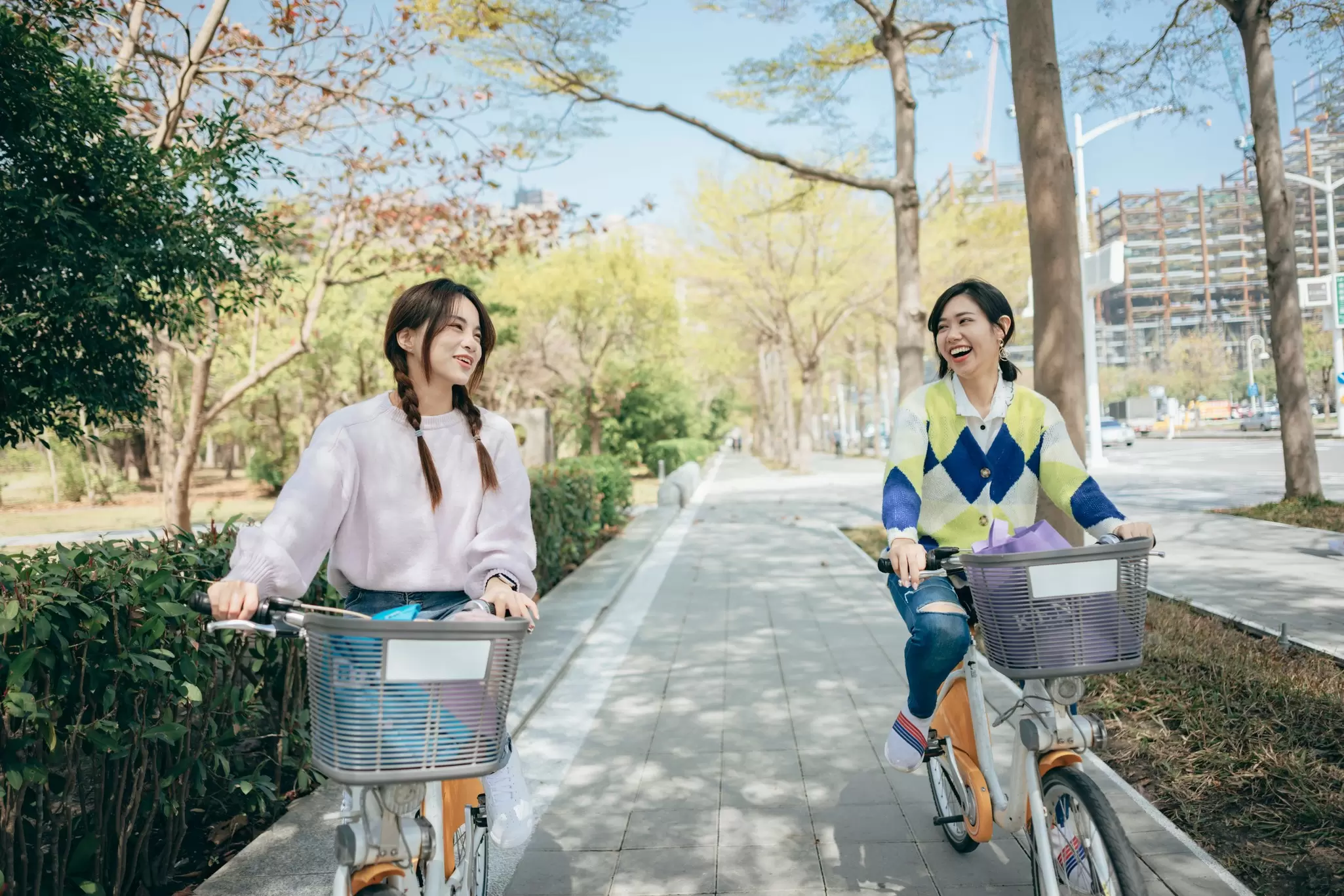 Two asian women renting bicycles to travel in the city
1396026867
CLEARED FOR DIGITAL USE ONLY -