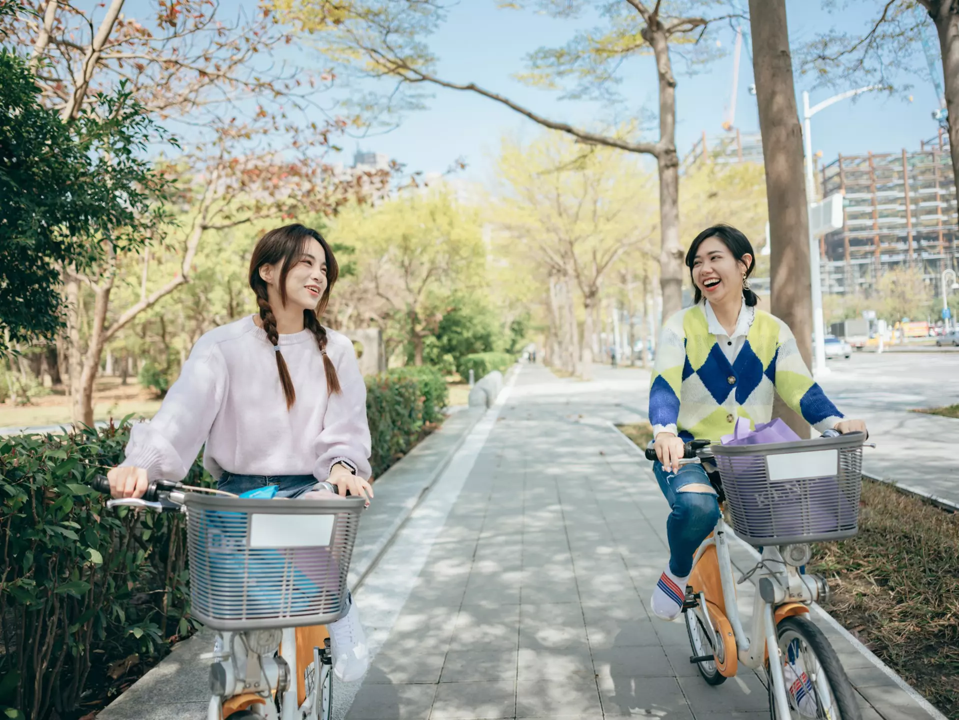 Two asian women renting bicycles to travel in the city
1396026867
CLEARED FOR DIGITAL USE ONLY -
