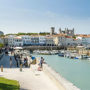 Tourists in the harbour of St-Martin-de-Re, Île de Ré, France